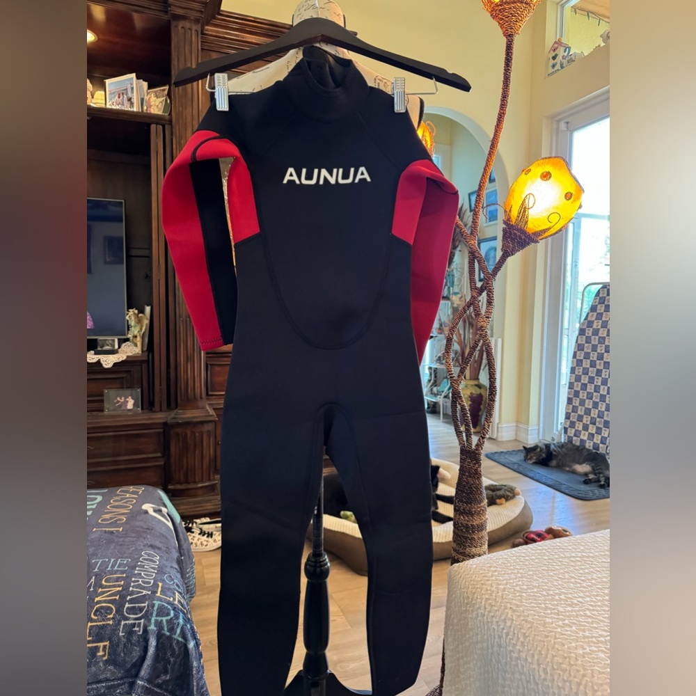 Aunua wet suit nwt! Childs 3:2mm size 8 or adult. Extra small!